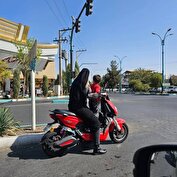 ببینید| موتورسواری یک زن محجبه با چادر