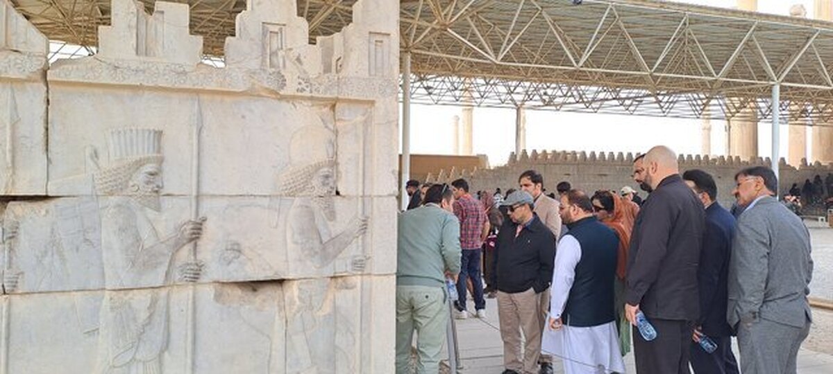 حضور مهمانان خارجی جشنواره جهانی فیلم فجر در تخت جمشید + عکس