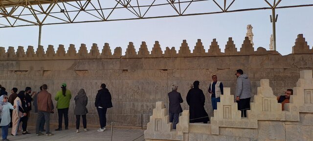 حضور مهمانان خارجی جشنواره جهانی فیلم فجر در تخت جمشید + عکس حضور مهمانان خارجی جشنواره جهانی فیلم فجر در تخت جمشید + عکس