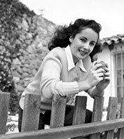 عکس| الیزابت تیلور ۱۶ ساله در حال خوردن همبرگر؛ سال ۱۳۲۶