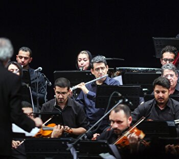 ارکستر موسیقی ملی ایران «کنون به گوش می‌رسد…» را به صحنه برد/غوغای سعید فرج‌پوری با کمانچه
