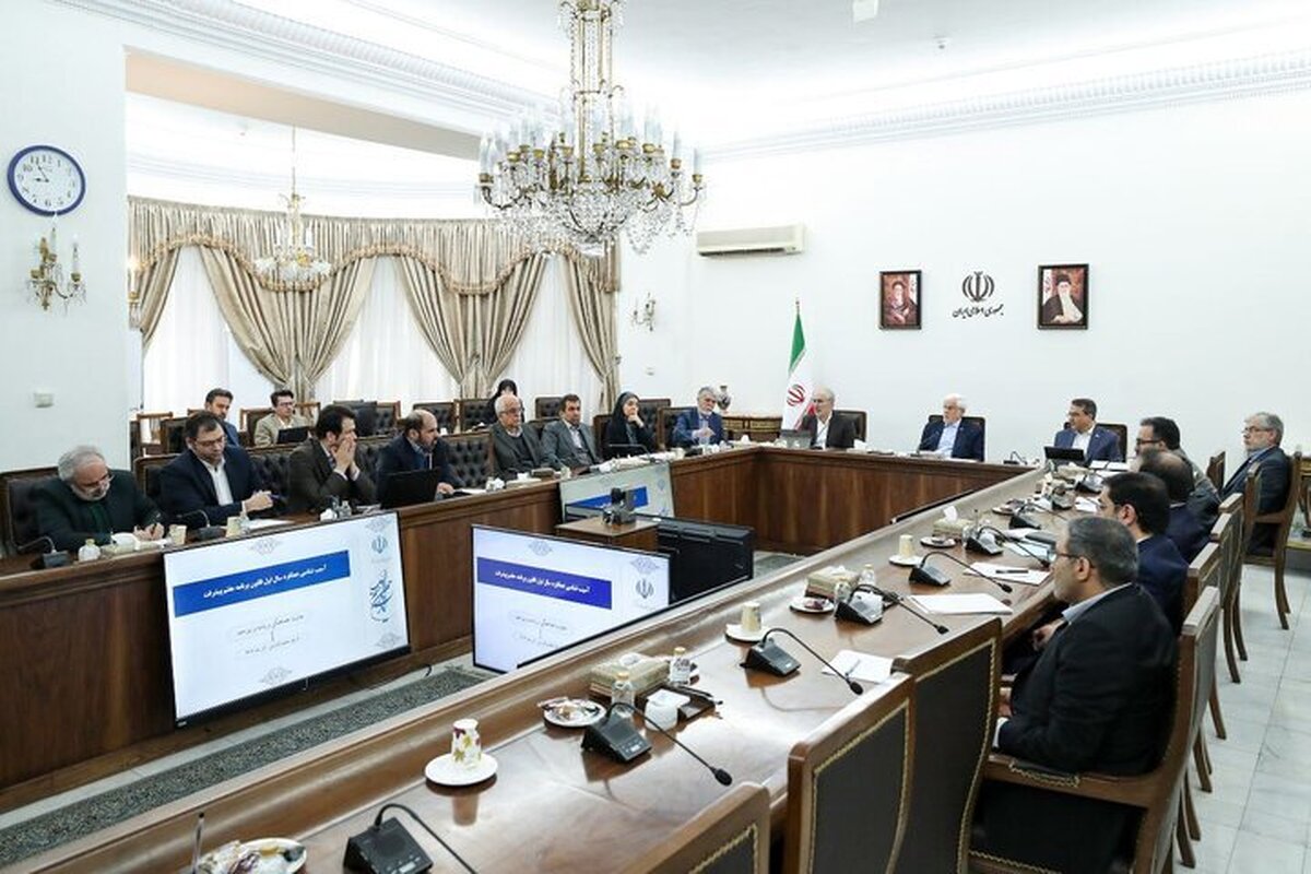 عارف: راهبرد دولت، اولویت دادن به مسائل اقتصادی و معیشتی مردم است