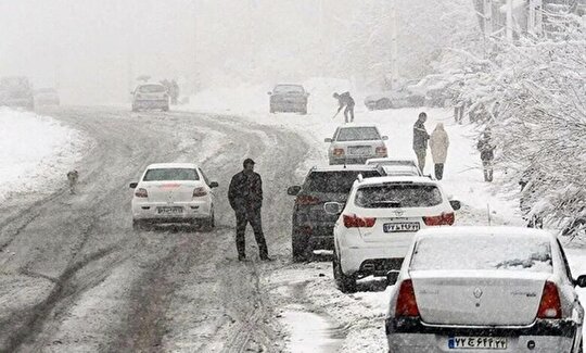 بارش برف و باران در جاده‌های ۲۴ استان/رانندگان زنجیر چرخ به همراه داشته باشند