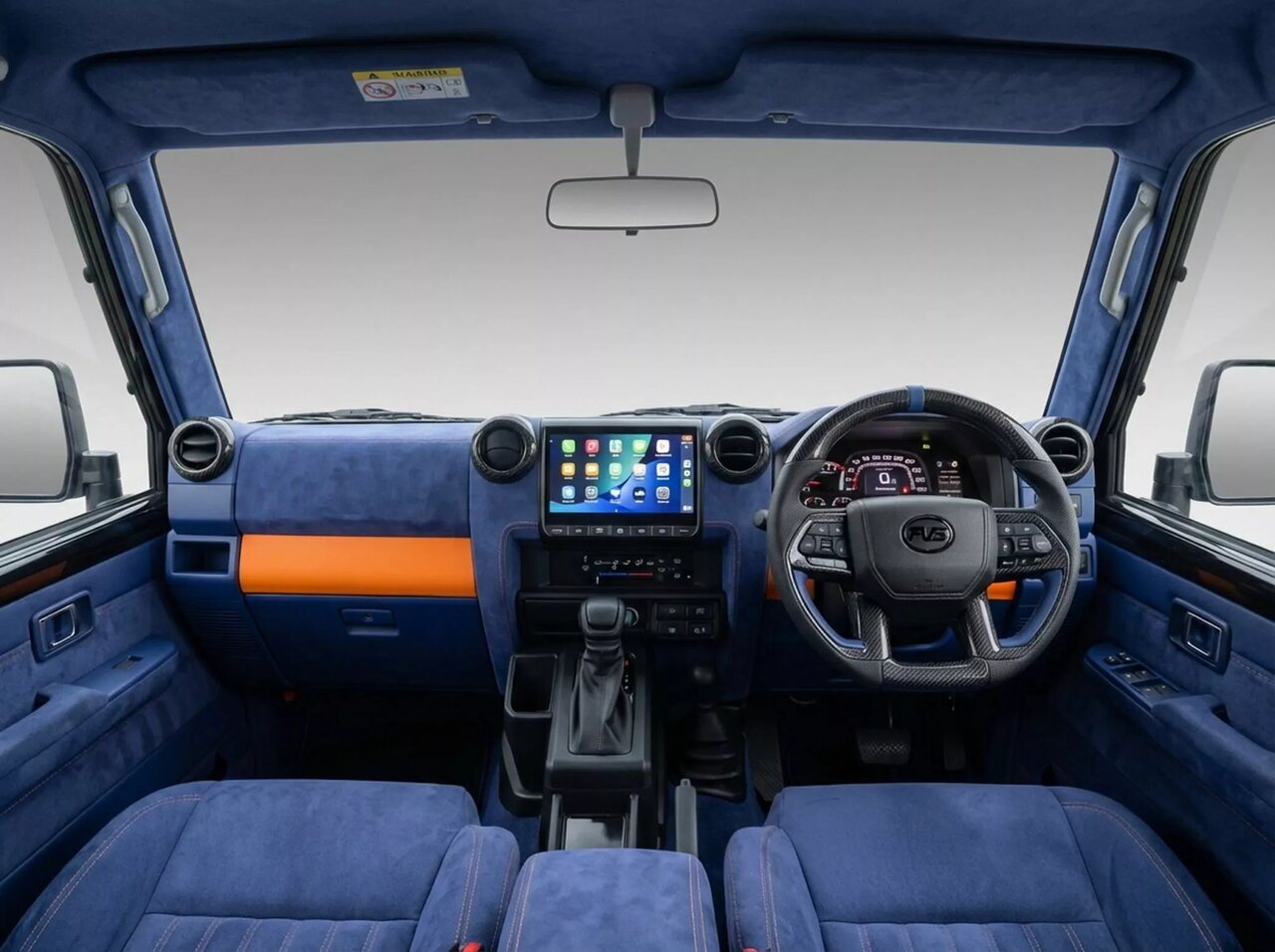 لندکروزر با لباس لاکچری وارد میدان شد / عکس لندکروزر با لباس لاکچری وارد میدان شد / عکس