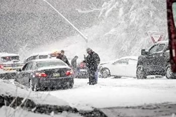 بارش برف در جاده‌های ۴ استان کشور | زنجیر چرخ الزامی است