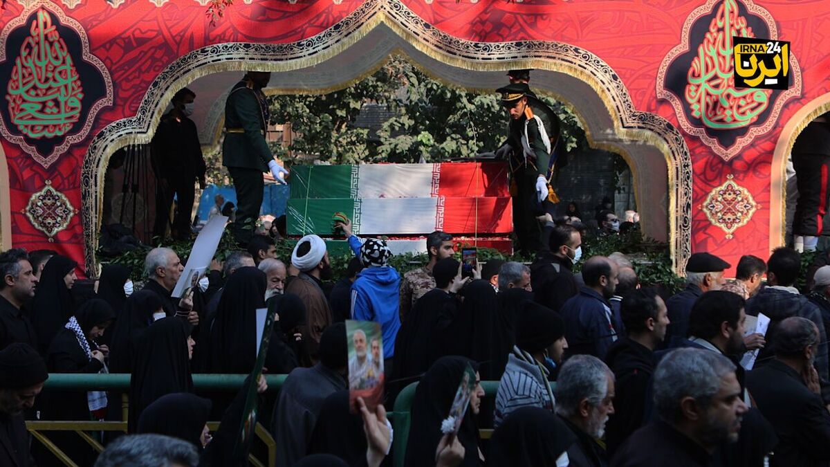 پیکر یکصد شهید گمنام دفاع مقدس همچون لاله‌ها روی دستان مردم تشییع شدند