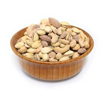 خوردن تنقلات صنعتیِ پرقند و پرنمک در شب یلدا ممنوع