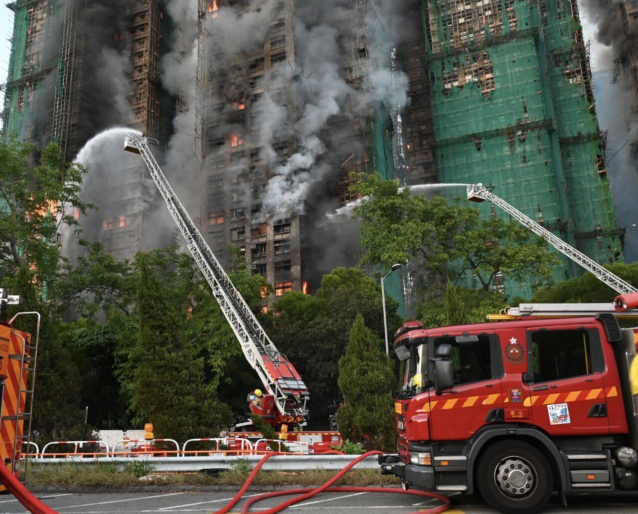 آتشسوزی آخرالزمانی در هنگکنگ؛ تاکنون ۹۴ نفر جان باختند آتشسوزی آخرالزمانی در هنگکنگ؛ تاکنون ۹۴ نفر جان باختند