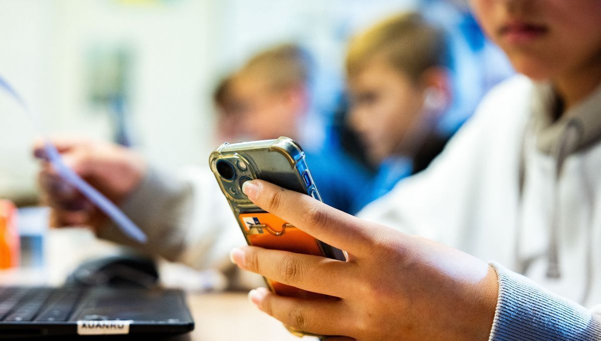 استفاده از موبایل در مدارس فرانسه ممنوع شد