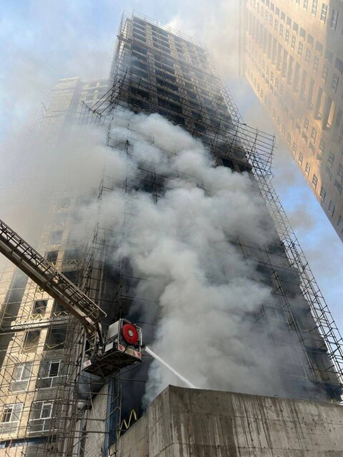 نجات بیش از ۳۰ نفر از آتش‌سوزی برج ۲۰ طبقه در حال ساخت در غرب تهران